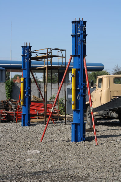 Deskowanie słupów okrągłych SK 100 – Variant Factory na budowie