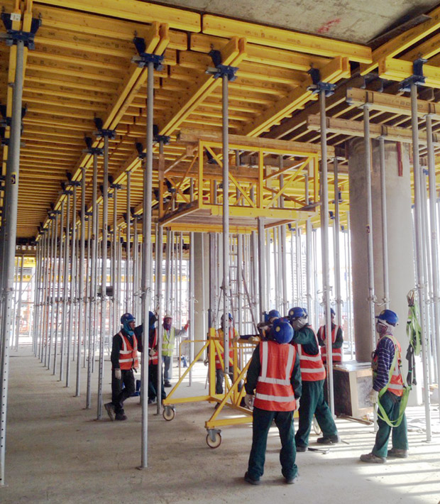 Stoły szalunkowe ZMIENNE – Variant Factory na budowie