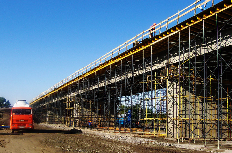 Rusztowanie podporowe TOP TOWER 70 – Variant Factory na budowie