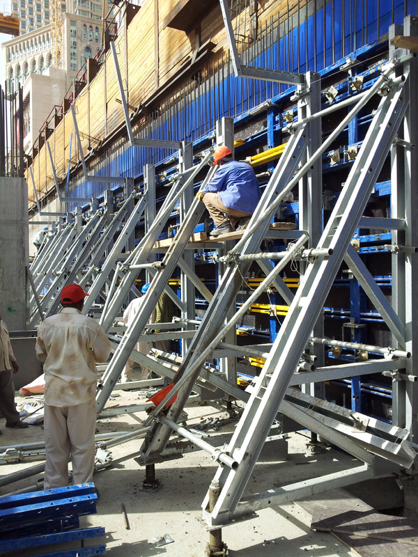Regulowane ramy podporowe VARIANT – Variant Factory na budowie